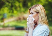 Врач Демьяновская рассказала, на пыльцу каких трав и деревьев проявляется аллергия в июне