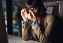 Больше половины россиян за последние полгода стали чаще задерживаться на работе