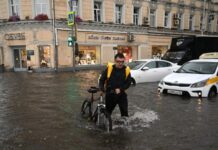 «Действует штормовое предупреждение»: на Москву обрушились сверхинтенсивные осадки