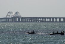 На Крымском мосту остановили движение из-за ЧП