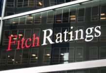 С оглядкой на госдолг: агентство Fitch впервые почти за 30 лет понизило кредитный рейтинг США