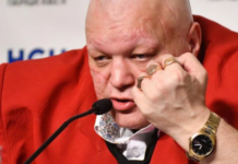 Шоумена Стаса Барецкого лишили водительских прав за сбитый шлагбаум