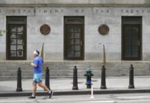 США продлили до 8 ноября разрешение американским гражданам платить налоги в России