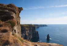 Mirror: в Ирландии туристка сорвалась со скалы высотой 214 метров