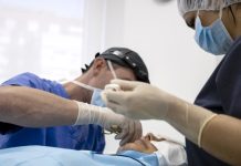 «Неделю терпела боли»: как пострадавшие от пластических операций россияне судятся за свои права