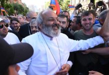 Протестующие в Ереване проводят шествия по улицам города