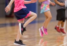 Школьные уроки физкультуры предложили дополнить играми в городки и вышибалы