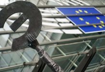 «В угоду политическим соображениям»: к каким последствиям может привести решение ЕС использовать прибыль от активов РФ