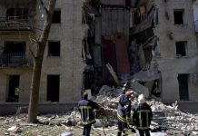 Более 110 человек работают на месте повреждённого при обстреле дома в Луганске