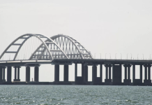 Движение транспорта по Крымскому мосту перекрыли на пять минут