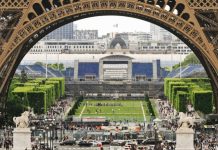 Около Эйфелевой башни нашли пять пустых гробов с флагами Франции