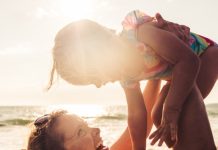 Педиатр рассказала о последствиях нахождения детей в машине в жару