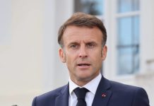 В Кремле заявили, что говорить об отставке Макрона ещё рано