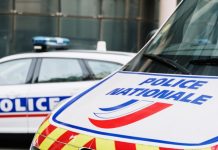 В пригороде Парижа неизвестный ранил отвёрткой двух человек