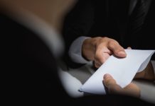 «Никакого противоречия»: как сотрудник Фонда борьбы с коррупцией покрывал осуждённого за коррупцию родственника