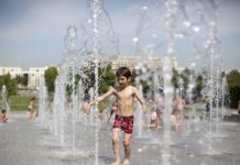 Химик Дорохов предостерёг от купания в фонтанах в день ВДВ