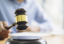 Мужчине в Лондоне предъявили обвинения после нападения с ножом на карнавале