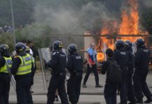 Sky News: в Британии протестующие попытались поджечь отель с мигрантами