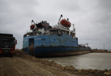 Корму танкера «Волгонефть-239» наполовину демонтировали