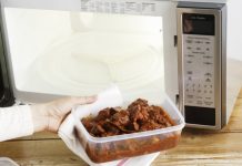 Химик назвал неожиданные последствия нагревания еды в пластиковом контейнере