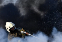 МЧС: пожар в здании в Петербурге увеличился до 3,5 тысячи квадратных метров