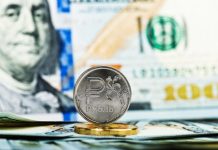 Приток инвестиций и последствия торговых войн: почему рубль укрепился к доллару максимально почти за два года