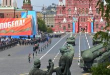 «У власти на Украине сумасшедший»: в России высказались об угрозе Зеленского атаковать парад на 9 Мая в Москве