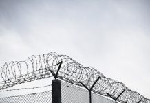 Убийца детей в британском Саутпорте напал на тюремного надзирателя