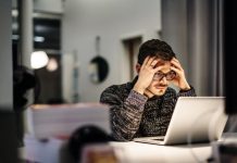 Россияне рассказали, как справляются с летними переработками