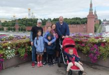 «Заходишь в магазин, а там мужчина с приклеенной грудью»: почему многодетная семья из Канады переехала в Россию