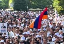 «Абсолютно незаконное уголовное преследование»: в Ереване тысячи людей вышли на митинг в поддержку Карапетяна