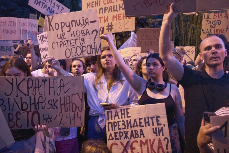 «Авантюра Зеленского»: что известно о возможной заморозке финансовой помощи Украине со стороны ЕС