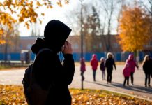 «Помогаешь следствию» и «родители — подозреваемые»: в МВД назвали кодовые фразы мошенников в разговоре с детьми