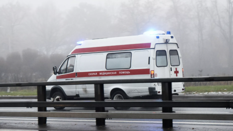 При атаке дрона ВСУ на микроавтобус в Херсонской области погиб человек