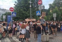 Протестующие в Киеве скандируют фразу «Мы ж не лохи»