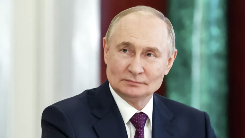 Путин принял участие в церемонии поднятия флага над крейсером «Князь Пожарский»