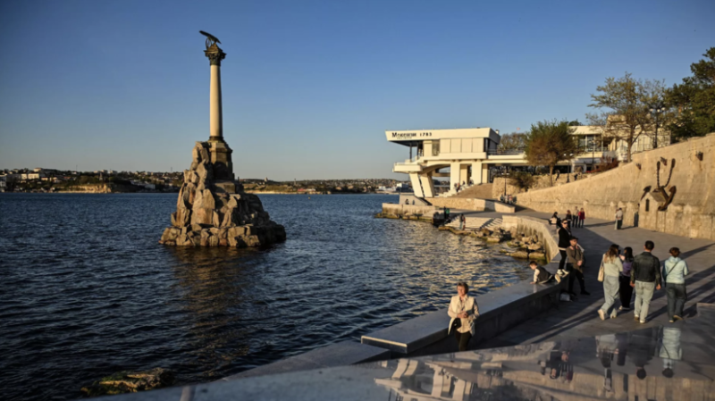 Развожаев: в Севастополе осколки БПЛА упали на территорию школы и пляжа