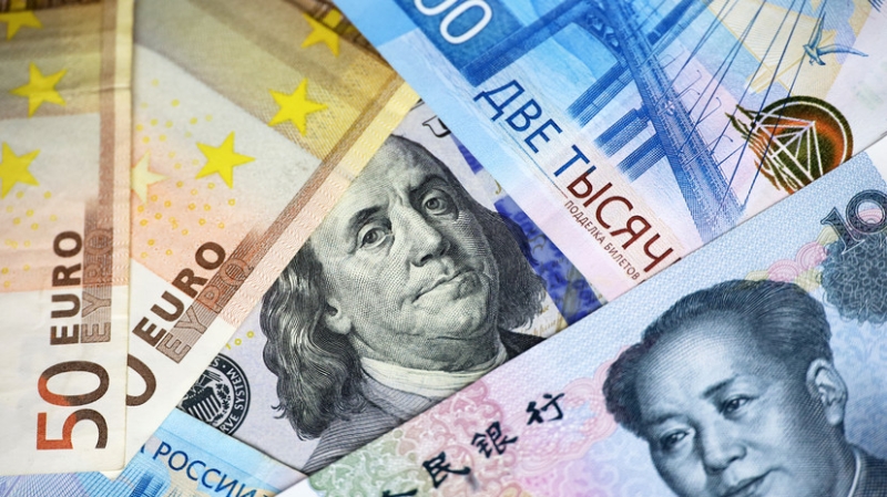 С учётом заявлений Трампа, сигналов ЦБ и ситуации в торговле: как могут измениться валютные курсы в августе