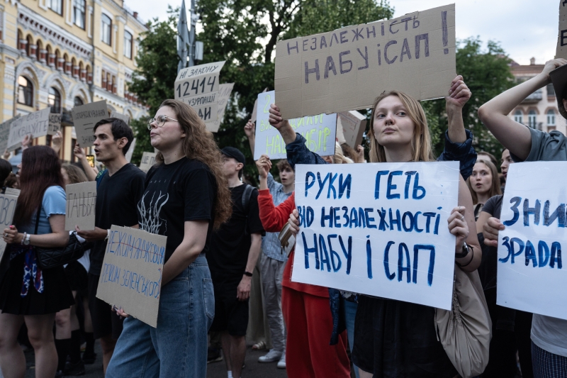 «У Зеленского серьёзные проблемы»: что стоит за заявлениями Киева о «русском следе» в конфликте режима с НАБУ и САП