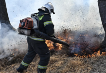 В Феодосии на 3 тысячах квадратов горит трава, в тушении задействовали авиацию