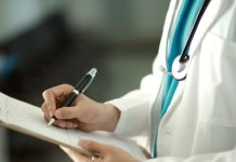 Врачей в России хотят обязать печатать рецепты на принтере из-за плохого почерка