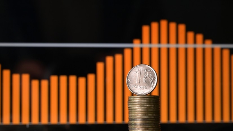 Без резких скачков: как рубль может отреагировать на итоги переговоров Путина и Трампа