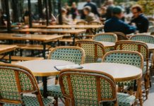 BFMTV: посещаемость ресторанов во Франции упала на 15% из-за высоких цен