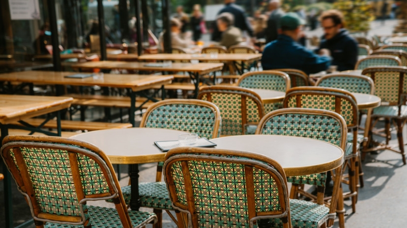 BFMTV: посещаемость ресторанов во Франции упала на 15% из-за высоких цен