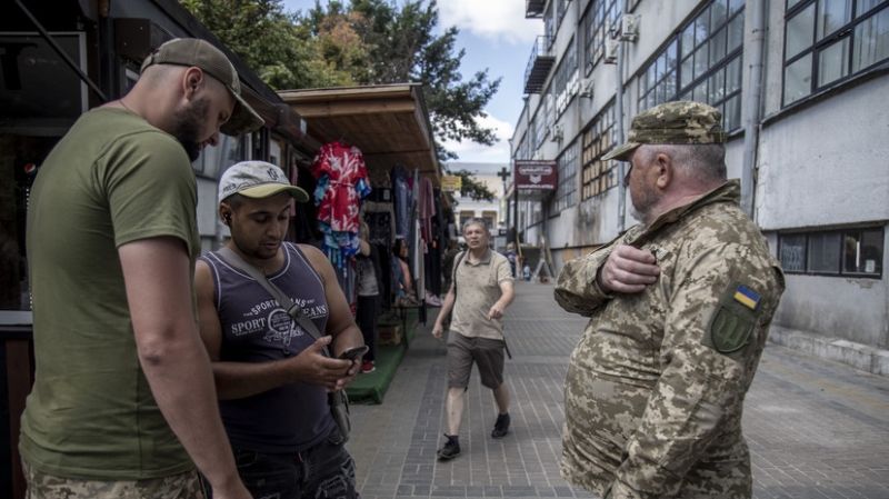 «Экспорт протестного потенциала»: что происходит после частичного снятия запрета на выезд мужчин за границу на Украине