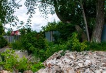 Юрист объяснил, как избежать штрафов при утилизации строительного мусора с дачи