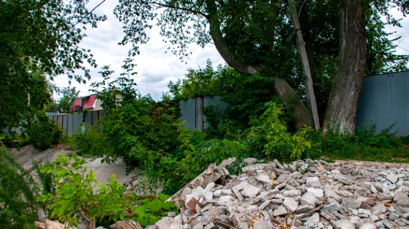 Юрист объяснил, как избежать штрафов при утилизации строительного мусора с дачи