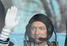 Космонавты с борта МКС поздравили россиян с Днём государственного флага