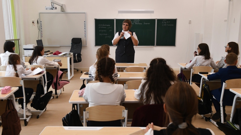 Меньше контрольных, оценки за поведение и новый предмет: какие изменения вступают в силу в школах с 1 сентября