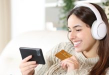 Мошенники обманывают подростков, обещая лёгкие деньги за прослушивание музыки